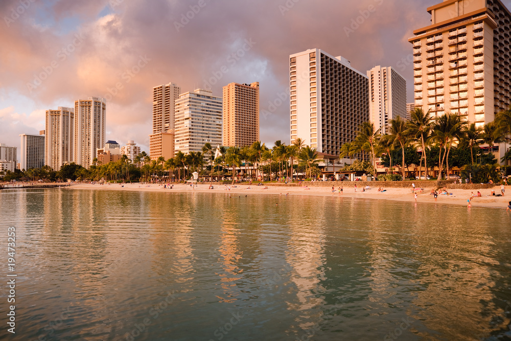 Obraz premium Golden sunset on Oahus famous Waikiki beach