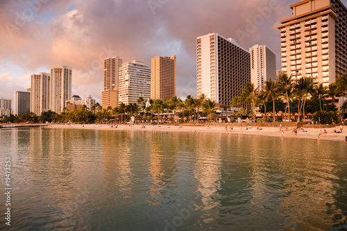 Golden sunset on Oahus famous Waikiki beach © HerrBullermann