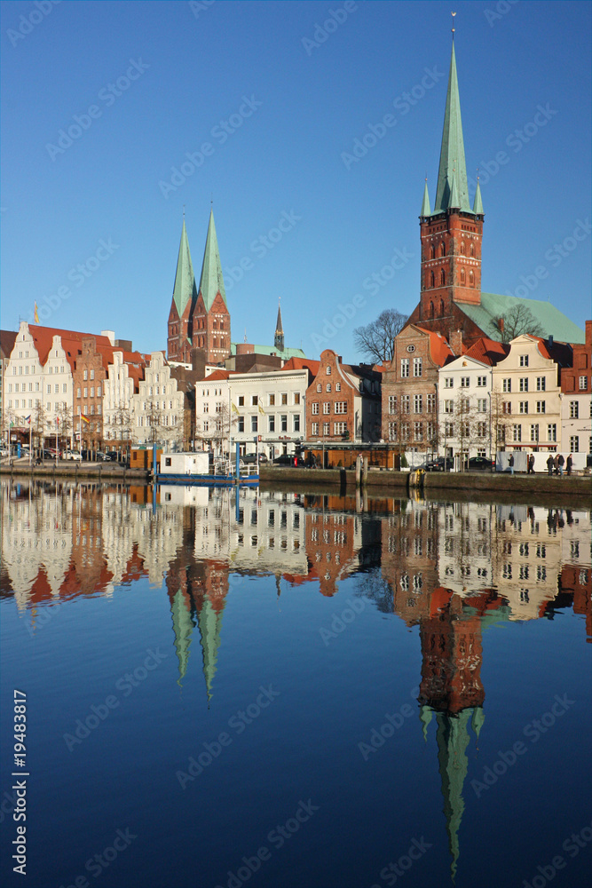 Obraz premium Altstadt von Lübeck mit Marienkirche (links) und Petrikirche