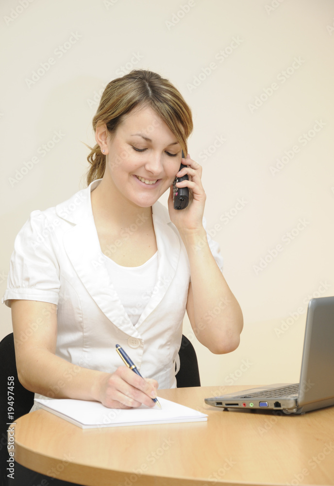 Junge Frau im Büro Junge Frau im Büro