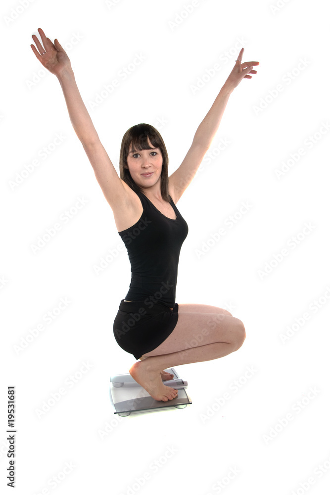 jeune femme mince sur une balance jeune femme mince sur une balance
