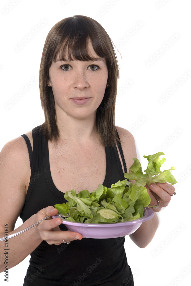 jolie jeune femme devant sa salade verte jolie jeune femme devant sa salade verte