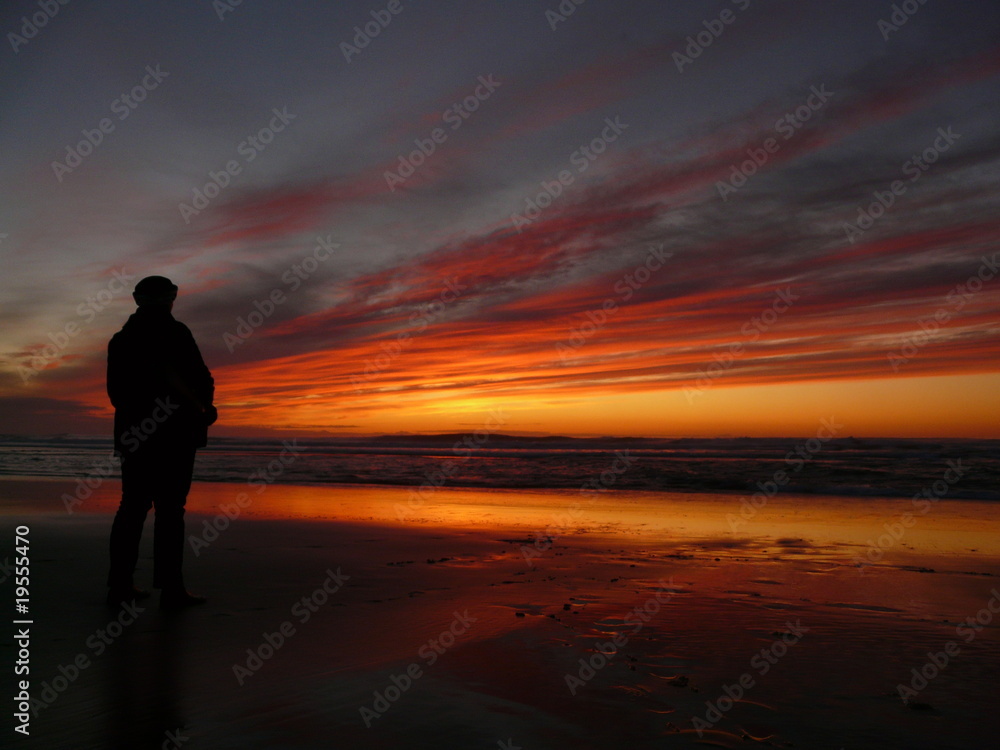 femme sur la plage et couché de soleil à lacanau oçéan 311209331 femme sur la plage et couché de soleil à lacanau oçéan 311209331