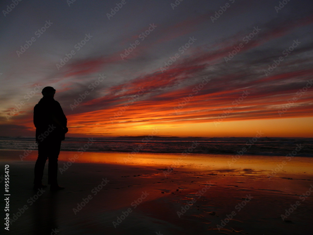 femme sur la plage et couché de soleil à lacanau oçéan 311209331