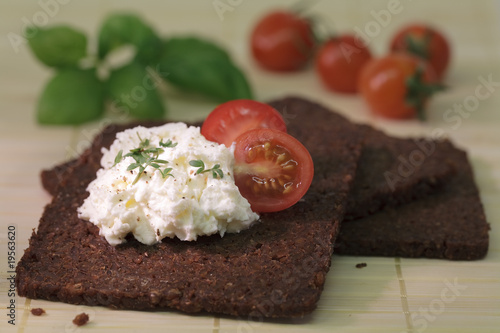 Bild auf Leinwand Pumpernickel mit Frischkäse