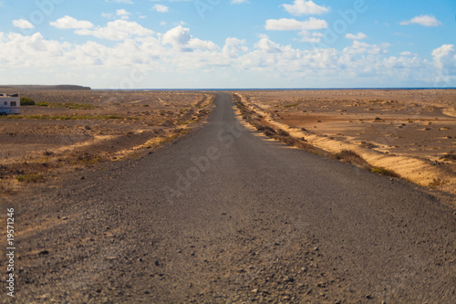 route entourée de sable
