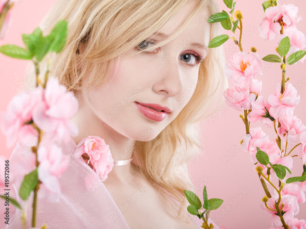 Fototapeta premium girl with pink flowers