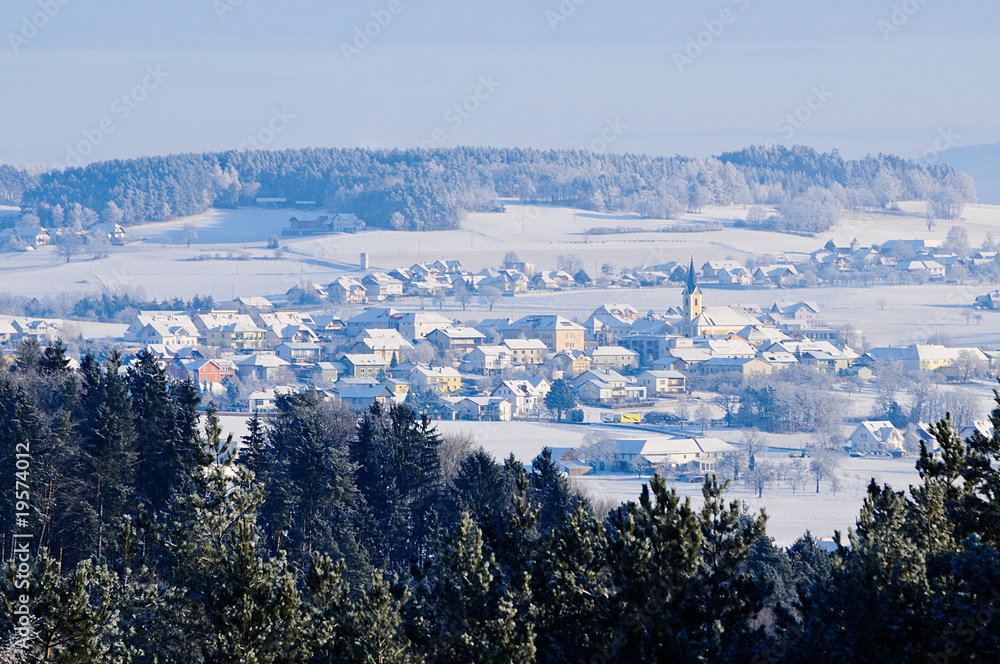 Dorf in Winterlandschaft
