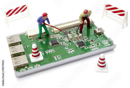 Fotografia miniature toy workers repairing computer part with circuit