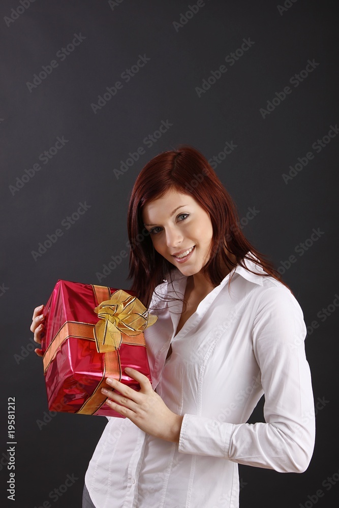 Frau mit eingepacktem Geschenk Frau mit eingepacktem Geschenk