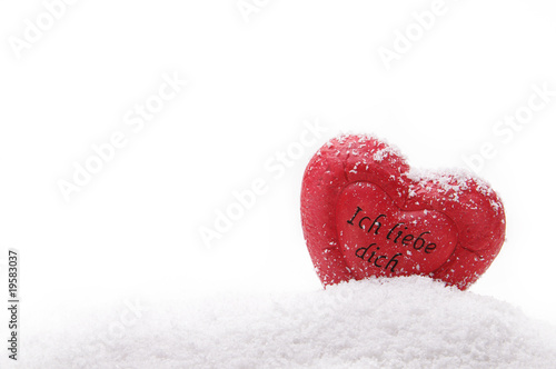 Zugeschneites Herz im Schnee photo