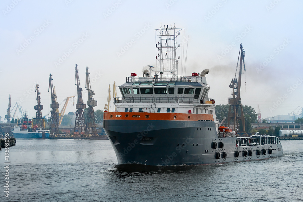 Fototapeta premium Tug ship exiting shipyard