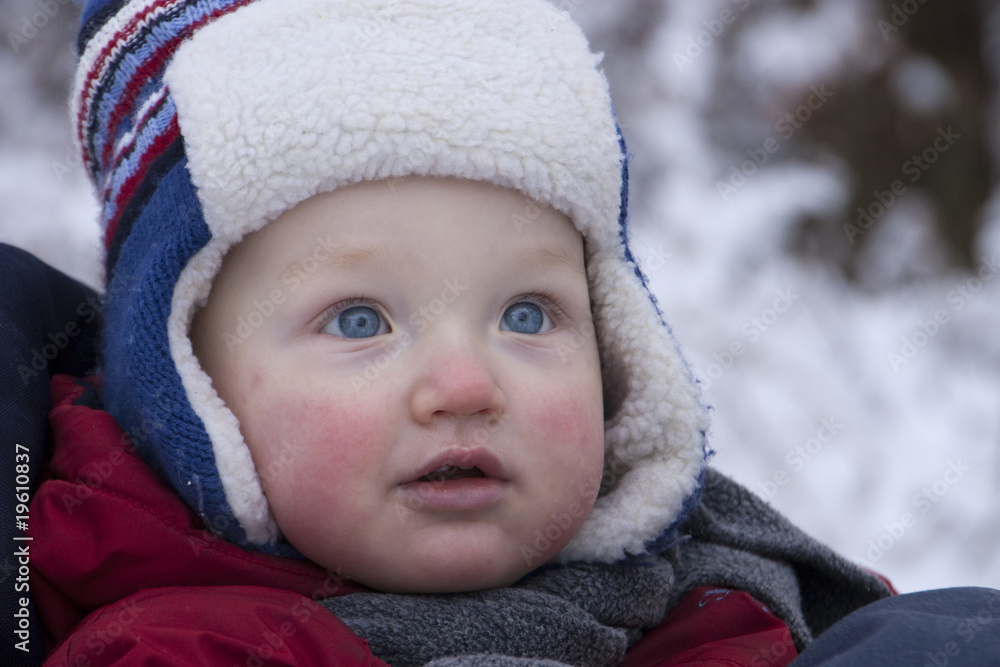 kleiner Junge mit dicker Mütze im frostigen Winterwald kleiner Junge mit dicker Mütze im frostigen Winterwald