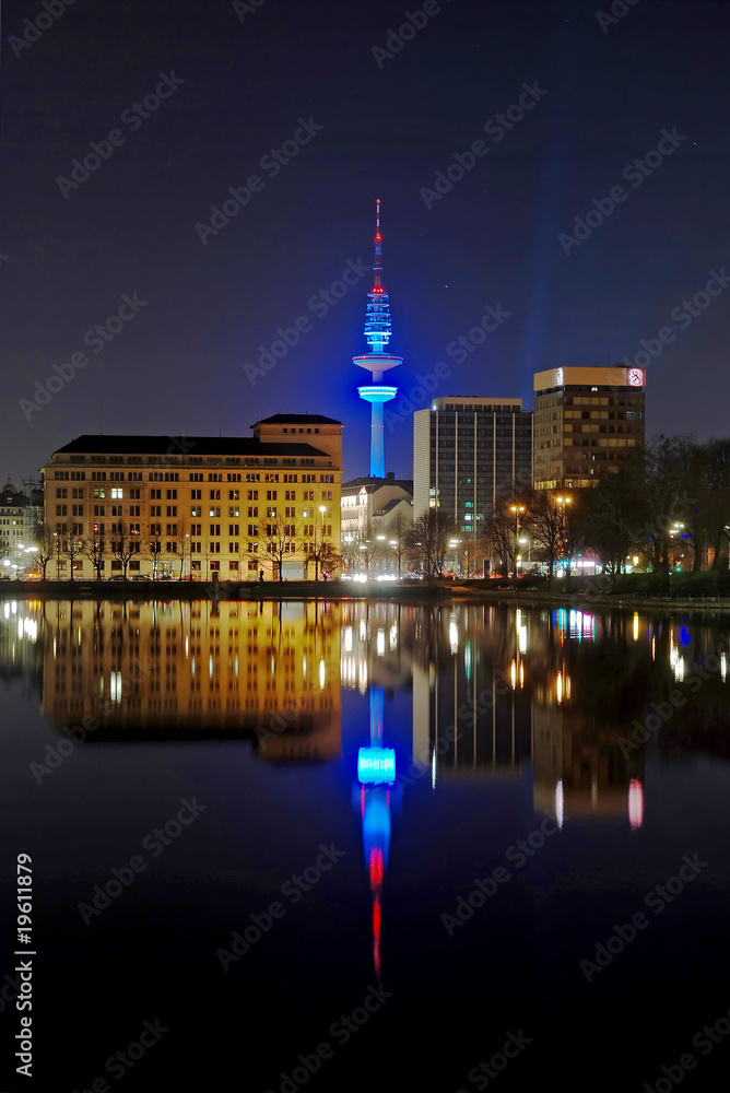 Heinrich-Herz-Turm beleuchtet