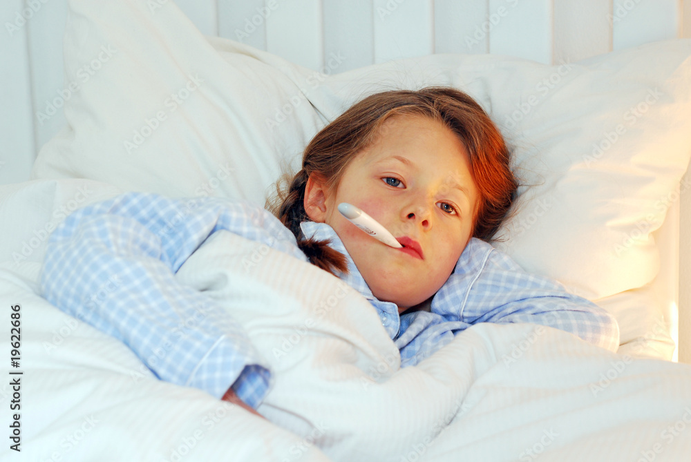 Mädchen mit Fieberthermometer im Mund Mädchen mit Fieberthermometer im Mund