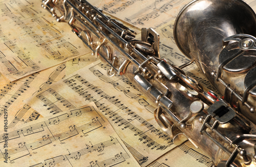 Obraz premium Old saxophone and notes