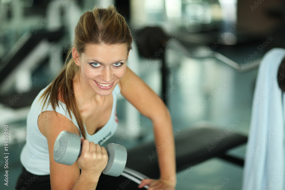 junge frau beim training mit kurzhanteln junge frau beim training mit kurzhanteln