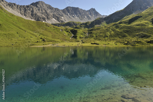 Lac de montagne dans les Alpes