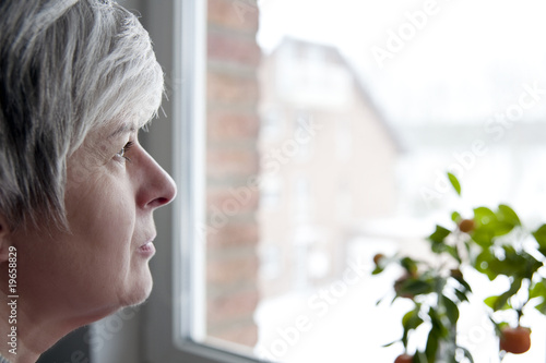 Frau am Fenster photo