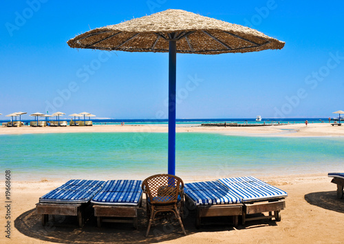 Fotografi Straw umbrellas on the beach of Egypt