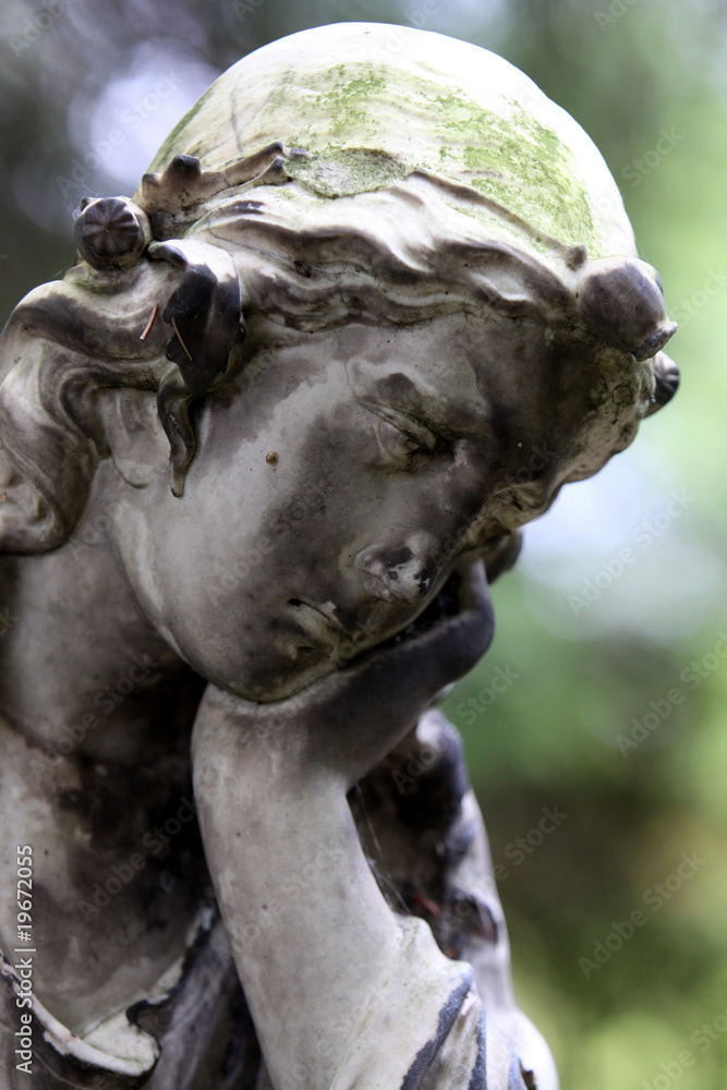 Statue einer trauernden Frau