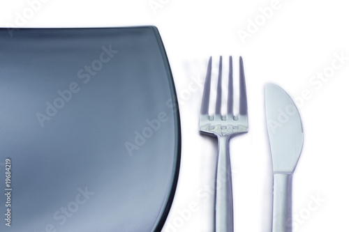 plato, cubierto y cuchillo