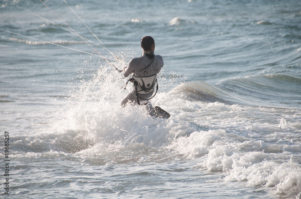 Naklejka premium onde con surfista surfer on wave