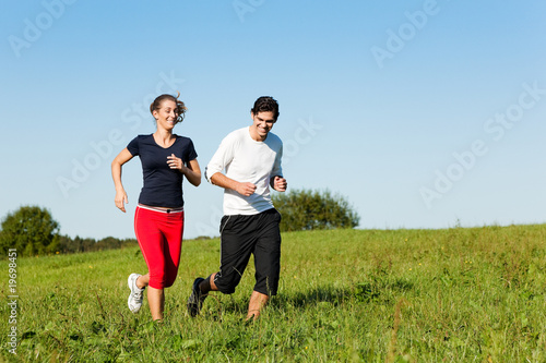 Sport-Paar joggt im Sommer