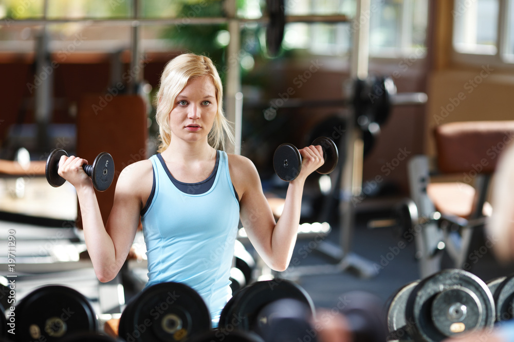 Obraz premium Frau beim Hanteltraining