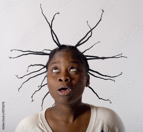 jeune femme africaine à la coiffure électrique photo