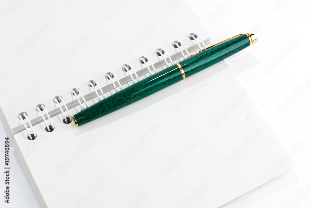 Grüner Stift mit Notitzblock Grüner Stift mit Notitzblock
