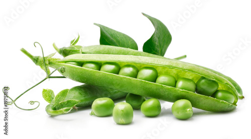 Fotografia fresh pea in the pod with green leaves