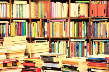 Wandcirkels Bibliotheek Knusse Spaanse boekhandel met leeslamp  © PANORAMO