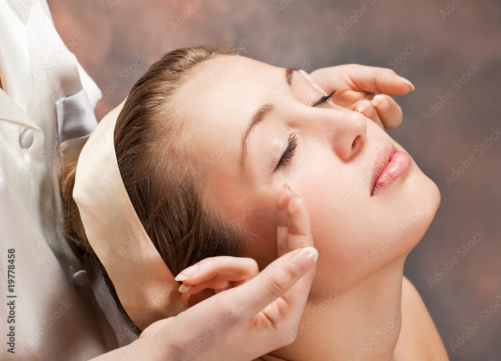 Naklejka premium A beautiful young woman getting a massage