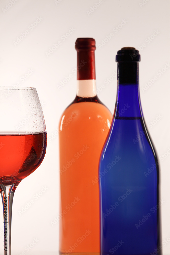 Weinflaschen mit Glas Weinflaschen mit Glas
