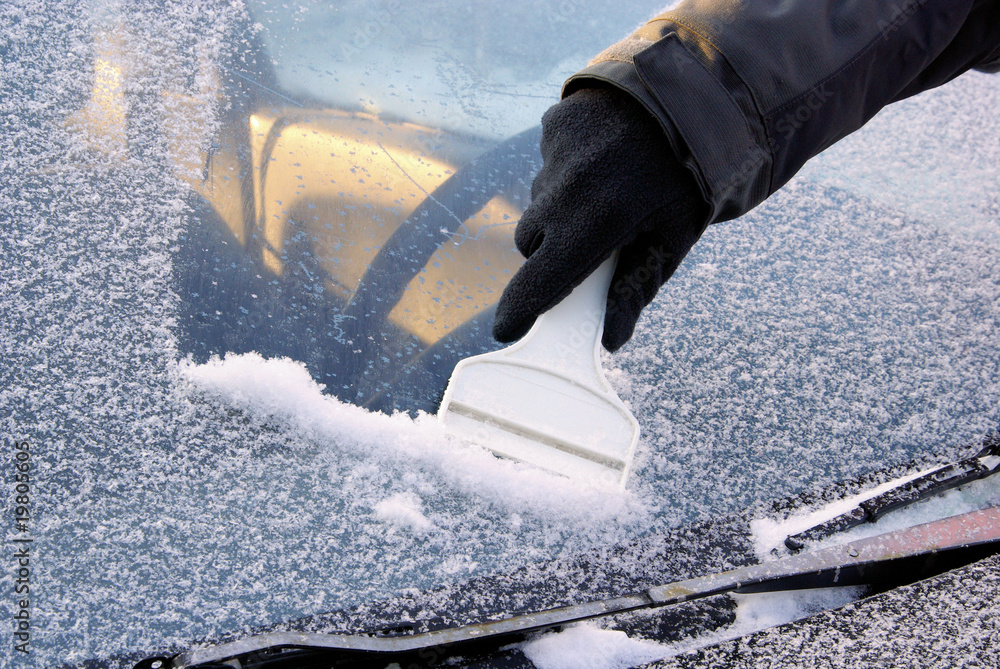 Naklejka premium Eis kratzen - ice scraping 05