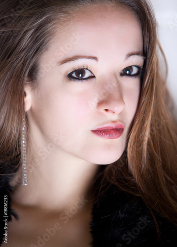 Wallpaper Mural Beaty brunette looking questionable at you Torontodigital.ca