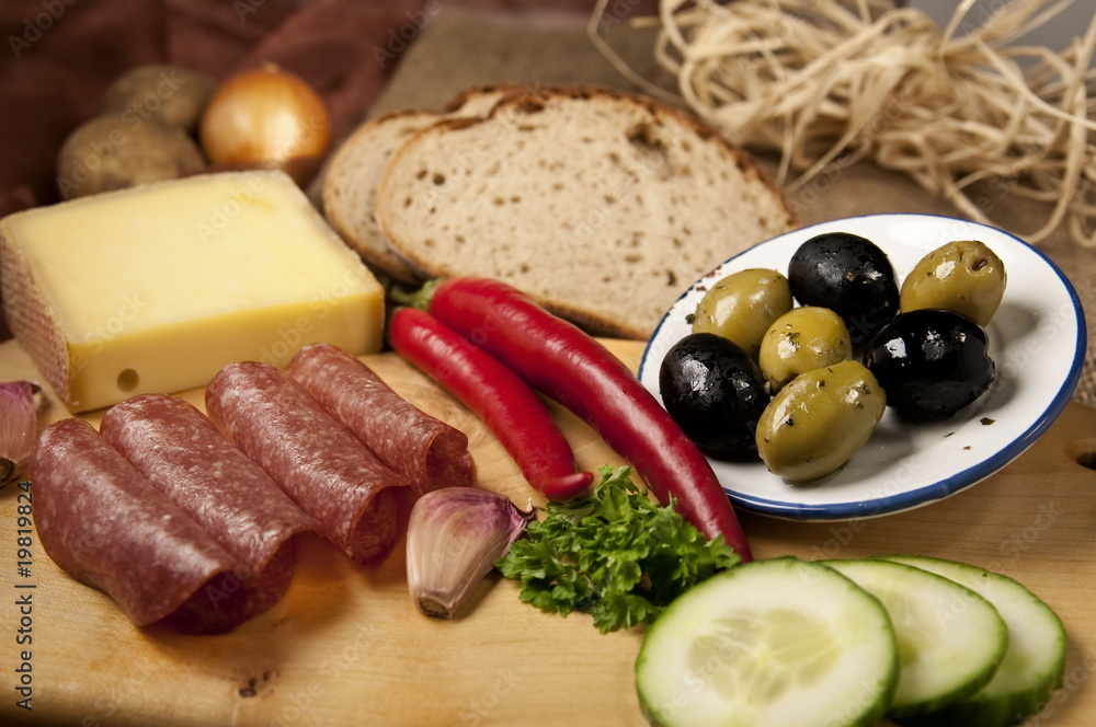 Vorspeisenteller mit Oliven, Salami und Käse Vorspeisenteller mit Oliven, Salami und Käse