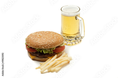 hamburger con patatine e birra