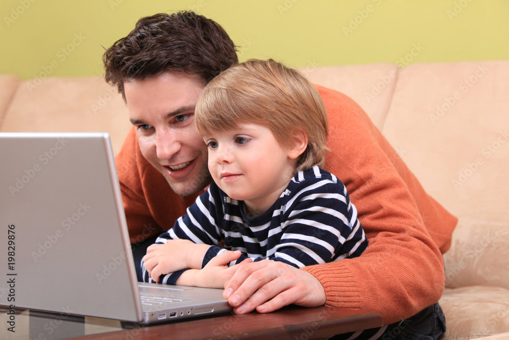 Mann und Kind am Computer