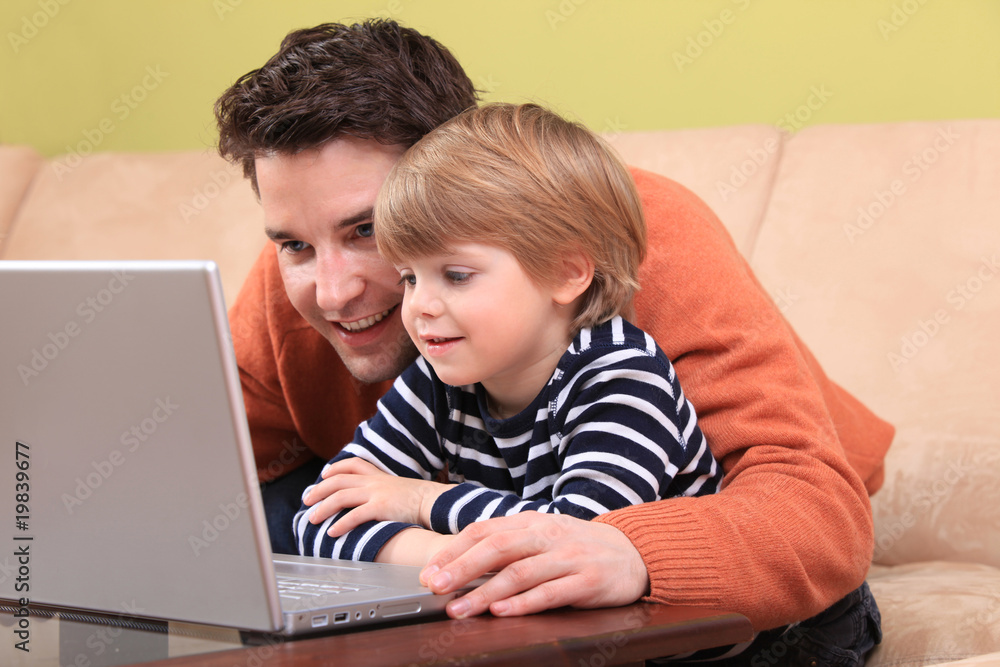 Vater und Sohn am Computer