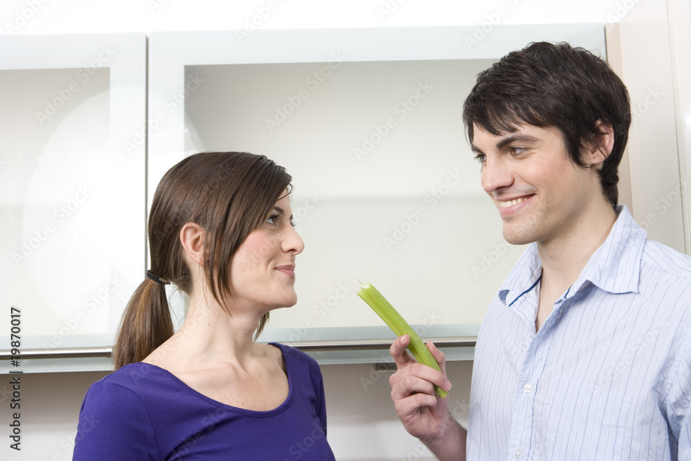 pärchen isst sellerie