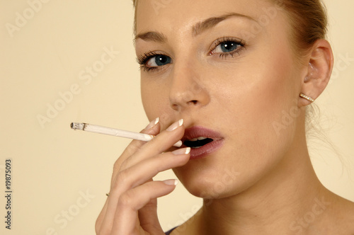 dziewczyna paląca papierosa