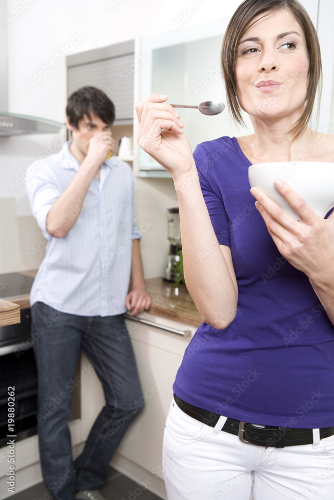 Fototapeta premium frau ist joghurt