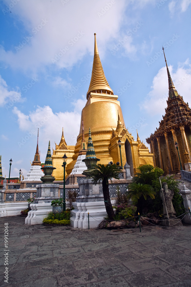 Fototapeta premium famous temple Phra Sri Ratana Chedi in the inner Grand Palace