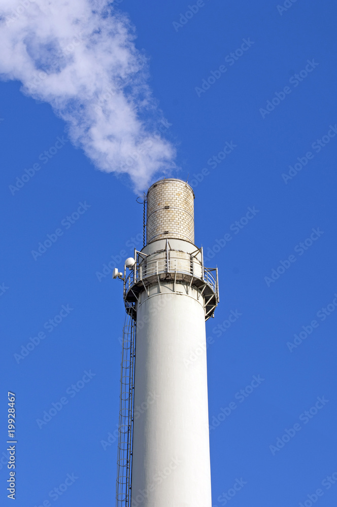 Dampfender,rauchender Schornstein Dampfender,rauchender Schornstein