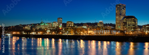 Portland, Oregon at twilight © Robert Crum