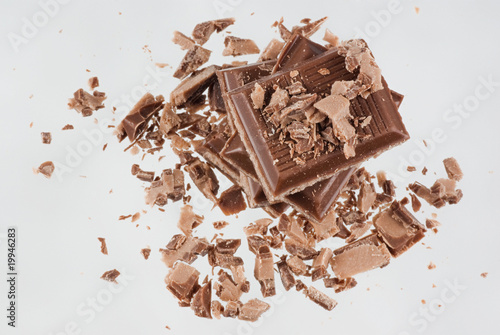 czekolada z nadzieniem na białym tle