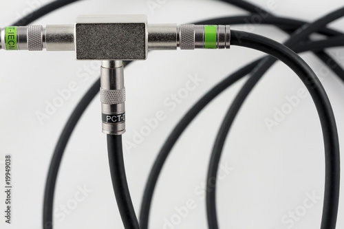 Konstfotografi Splitter TV signal with connectors and coax cables in background