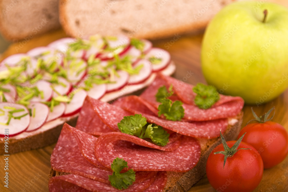 Belegtes Brot mit Salami und Radieschen Stock Photo | Adobe Stock Belegtes Brot mit Salami und Radieschen Stock Photo | Adobe Stock